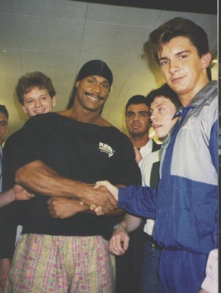 Guido Carli a sedici anni, nel 1988, mentre stringe la mano a un atleta