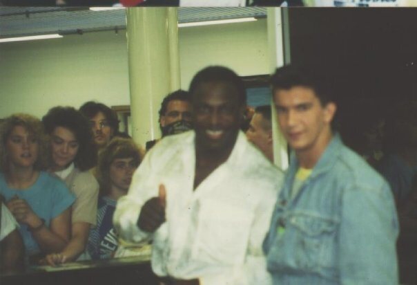 Guido Carli nel 1989 accanto a Lee Haney
