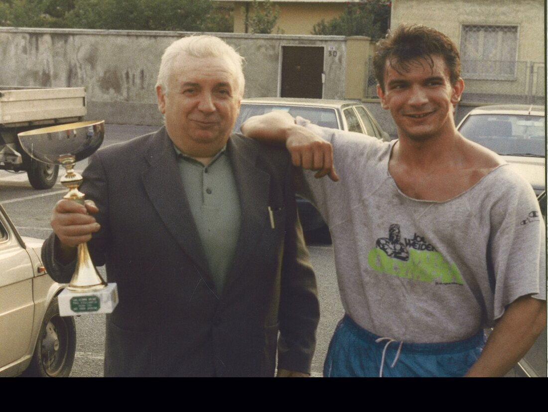 Guido Carli giovane con un uomo che tiene una coppa