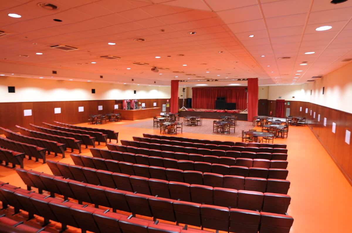 La sala vuota del Teatro Ambra con le poltrone rosse
