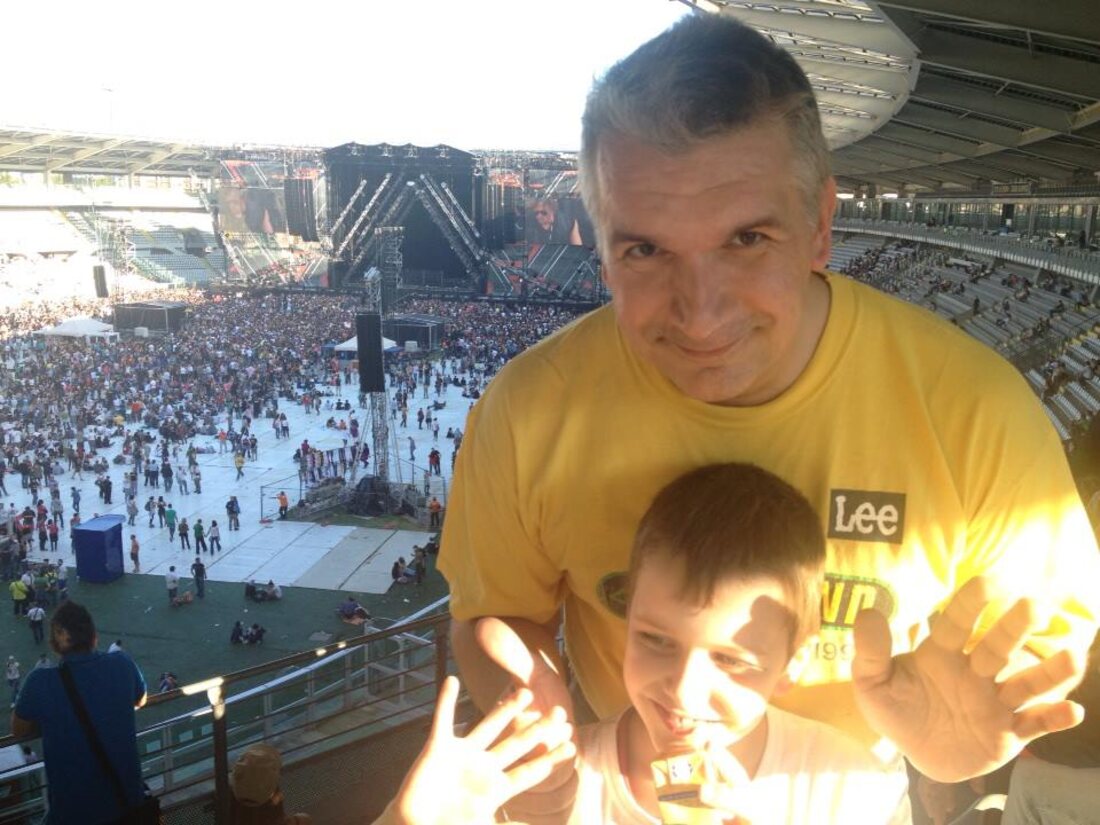 Guido Carli con il figlio Libero bambino sugli spalti dello stadio prima del concerto di Vasco
