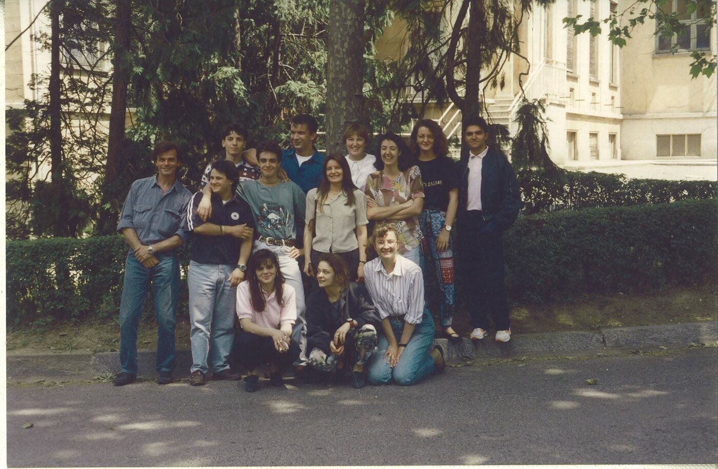Guido Carli con la sua classe della scuola per infermieri professionali, all'aperto davanti a un edificio dell'ospedale