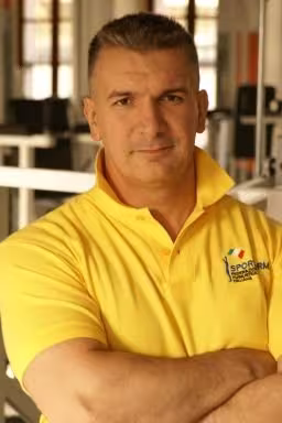In palestra come Personal Trainer.